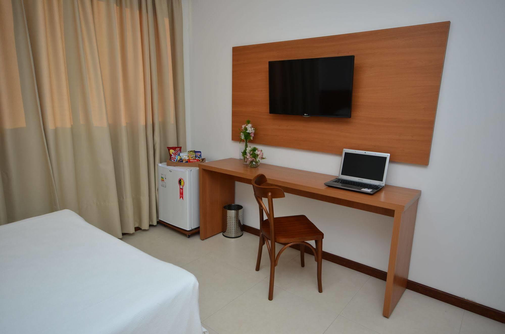 Grande - - Es Hotel